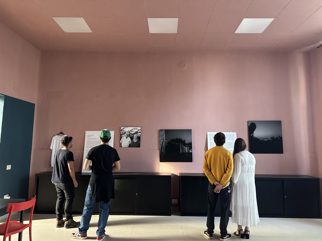 Alcuni visitatori di fronte alla mostra "cu nesci, arrinesci"